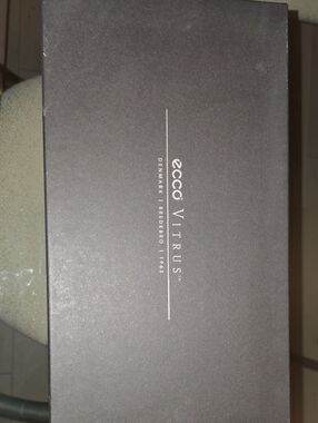 Ecco Vitrus Box in Dark Brown with White Logo